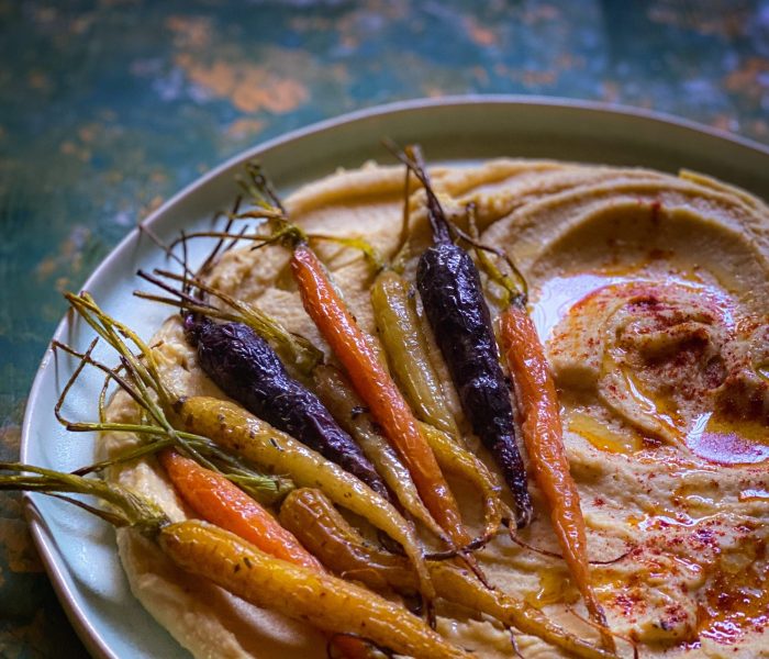 Hummus a regola d’arte con carotine rainbow arrosto