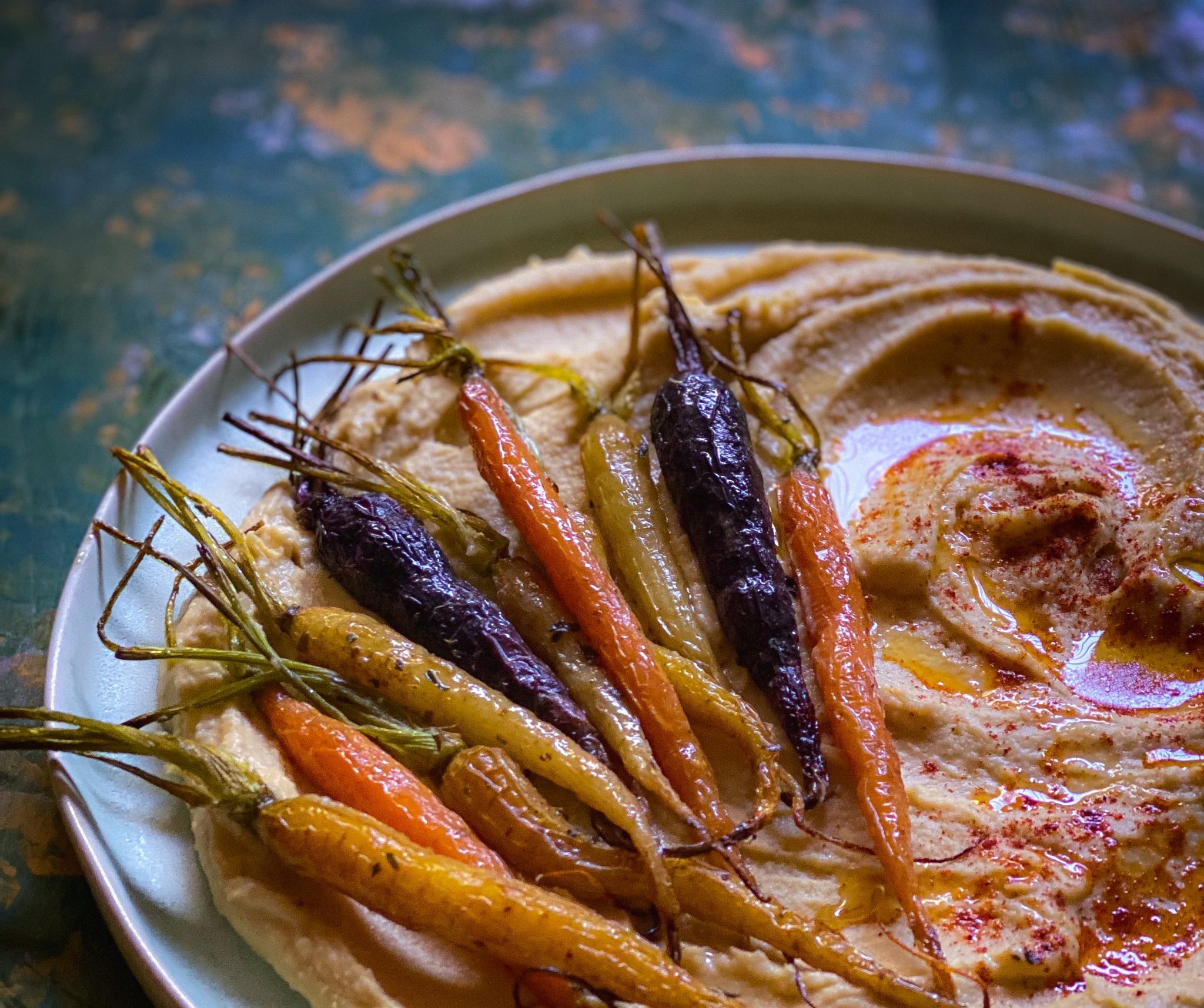 Hummus a regola d’arte con carotine rainbow arrosto
