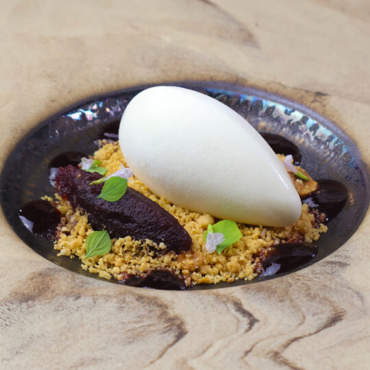Panna cotta al Roccaverano, riduzione di mele al vino