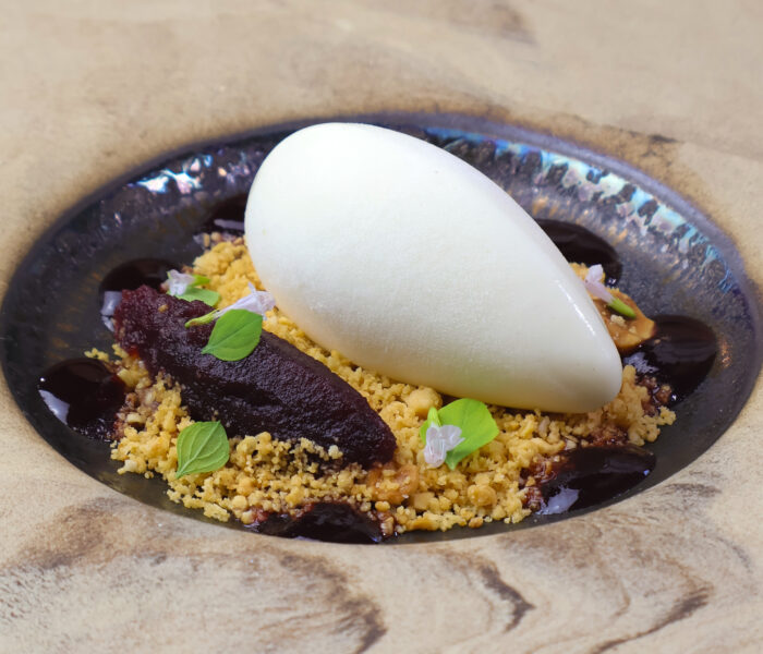 Panna cotta al Roccaverano, riduzione di mele al vino