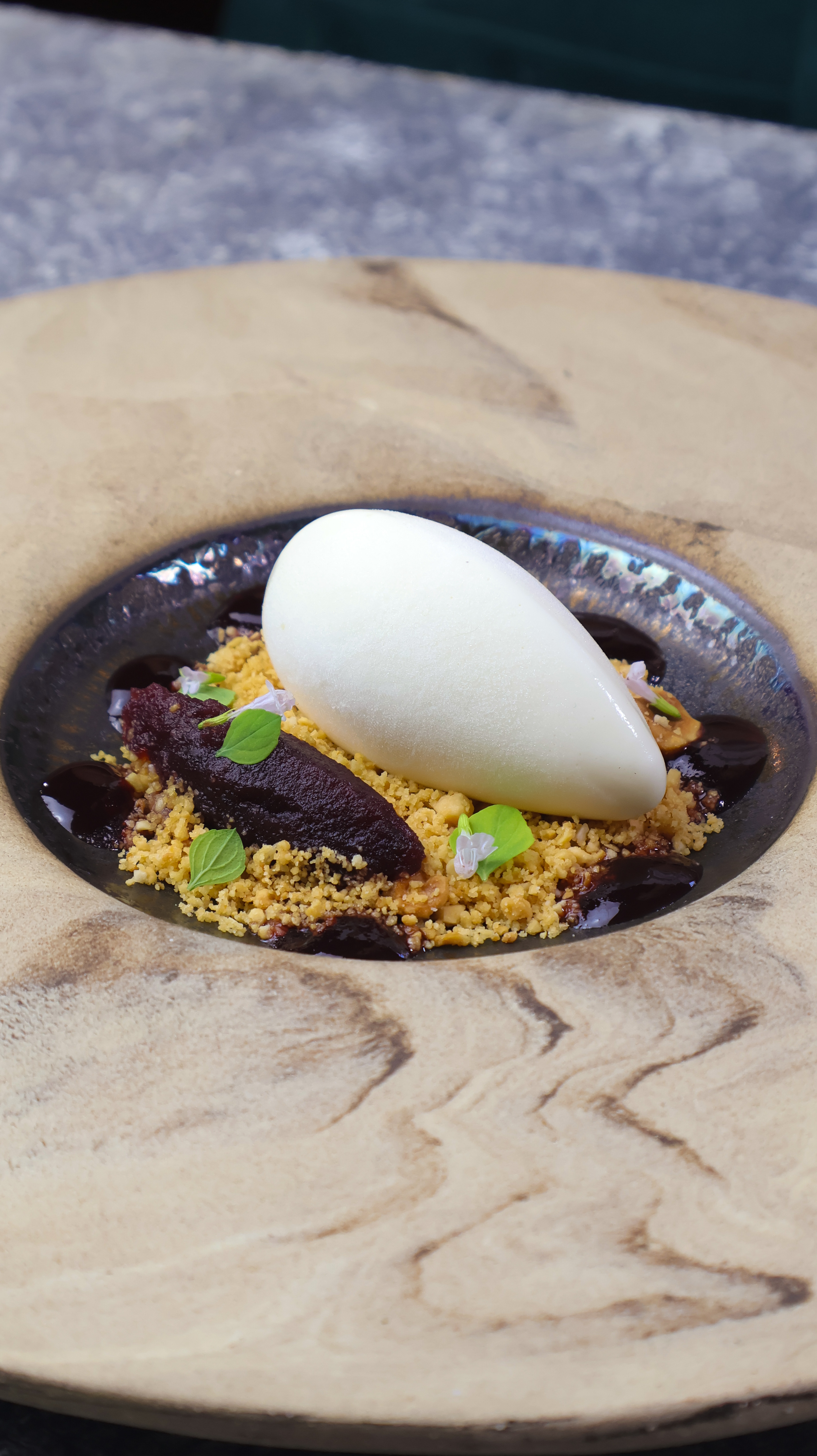 Panna cotta al Roccaverano, riduzione di mele al vino