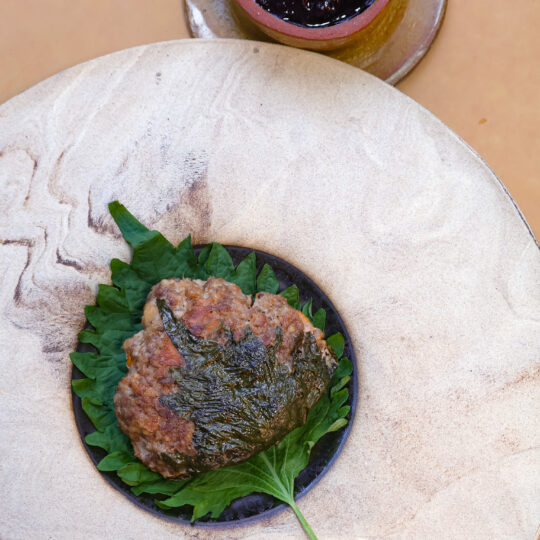Polpette di cinghiale e finferli in foglie di shiso