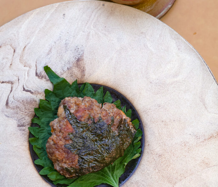 Polpette di cinghiale e finferli in foglie di shiso