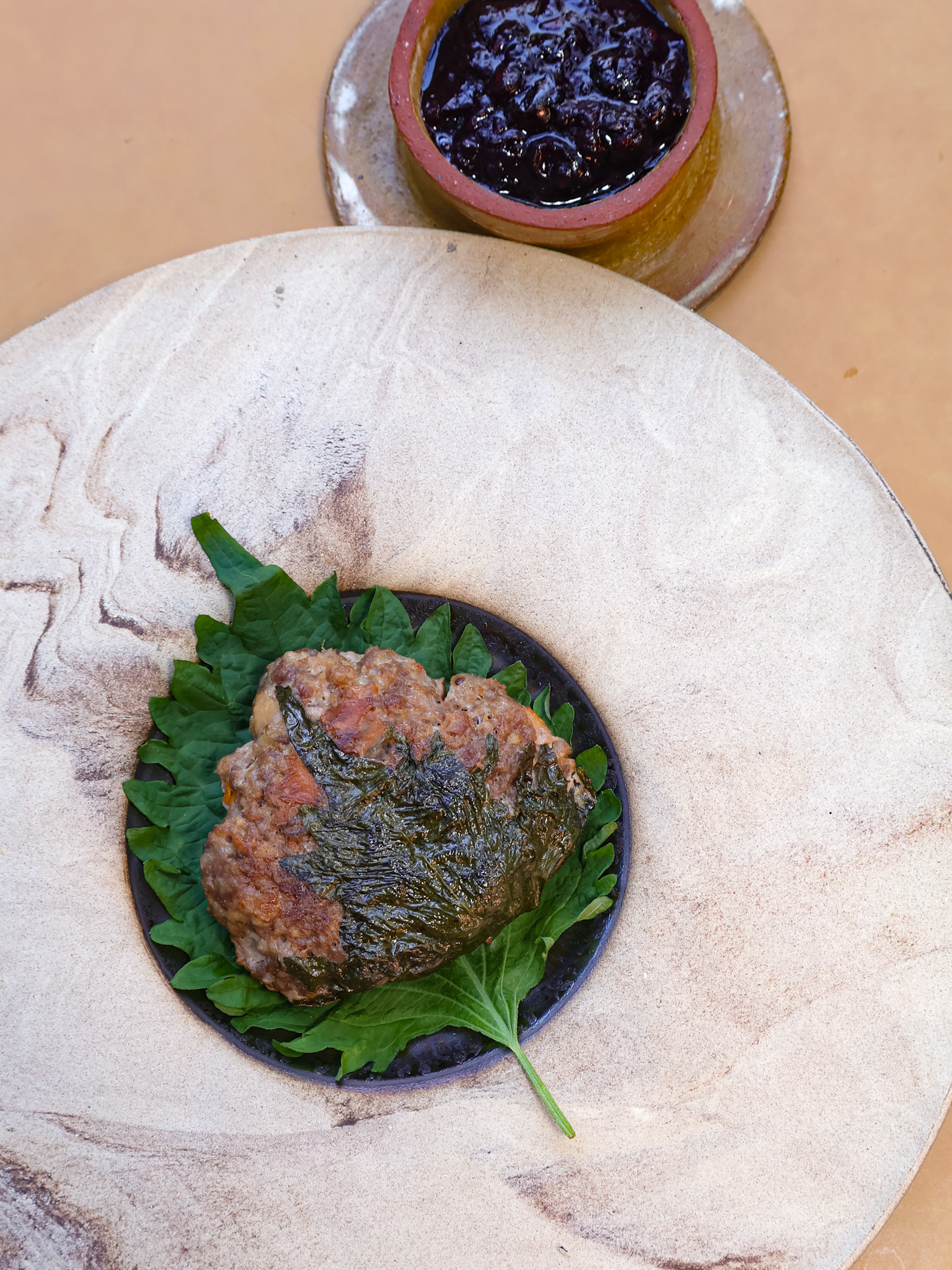Polpette di cinghiale e finferli in foglie di shiso